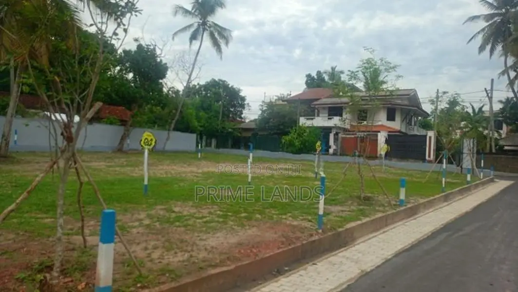 මීගමුව කුරණ කොළඹ පාරට ඇවිදින දුරින් ඉඩම