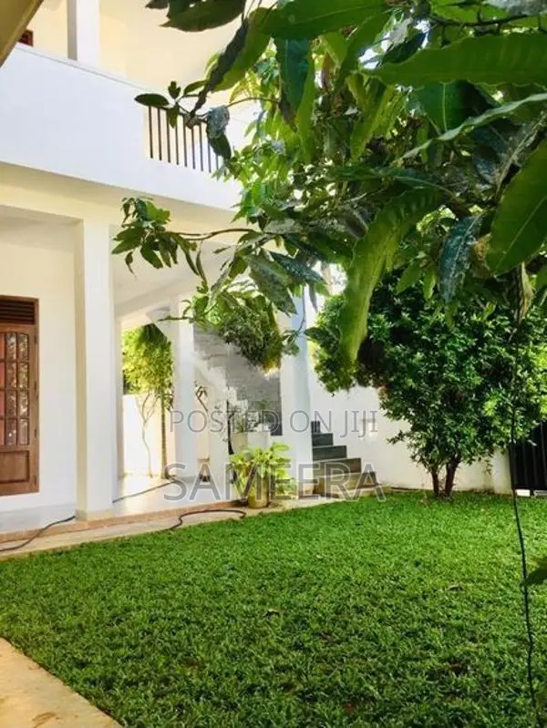 දෙමහල් නිවසක් අවිස්සාවේල්ල නගර මධ්‍යයේ