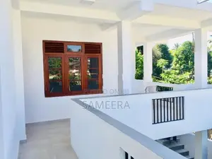 දෙමහල් නිවසක් අවිස්සාවේල්ල නගර මධ්‍යයේ