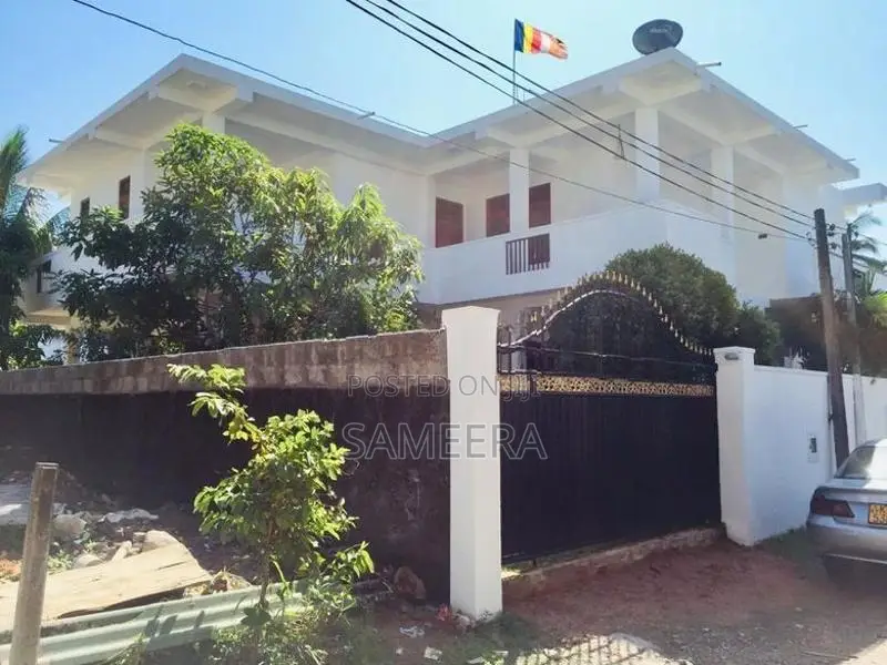 දෙමහල් නිවසක් අවිස්සාවේල්ල නගර මධ්‍යයේ