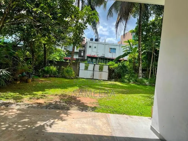 දෙමහල් නිවසක් අවිස්සාවේල්ල නගර මධ්‍යයේ