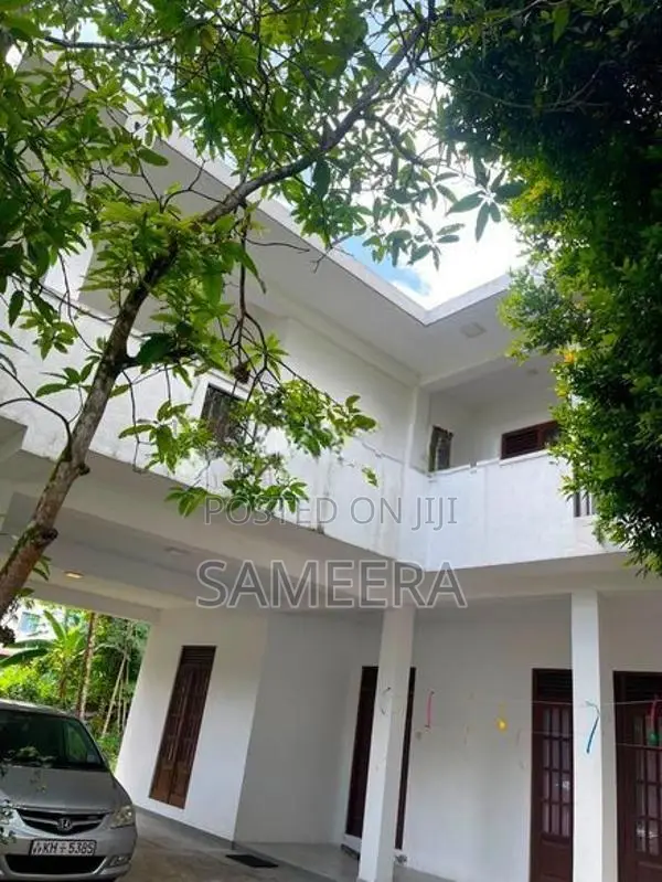 දෙමහල් නිවසක් අවිස්සාවේල්ල නගර මධ්‍යයේ