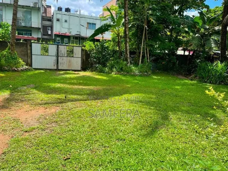 දෙමහල් නිවසක් අවිස්සාවේල්ල නගර මධ්‍යයේ