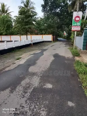 සංචාරක පුරවරයට සමිපයෙන් Land in Galle