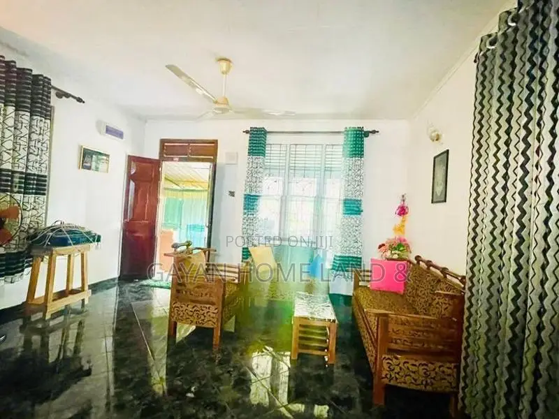 නිදනකාමර හතරක තනිමහල් නිවසක් විකිණීමට කහතුඩුවෙන්