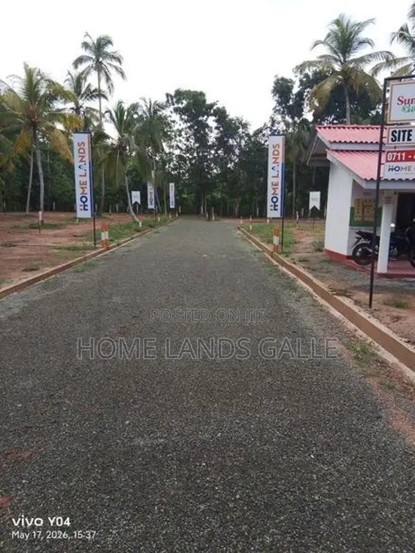 සංචාරක පුරවරයට සමිපයෙන් Land in Galle