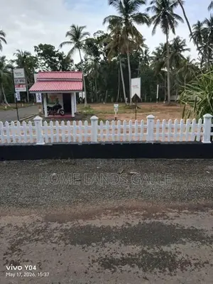 සංචාරක පුරවරයට සමිපයෙන් Land in Galle