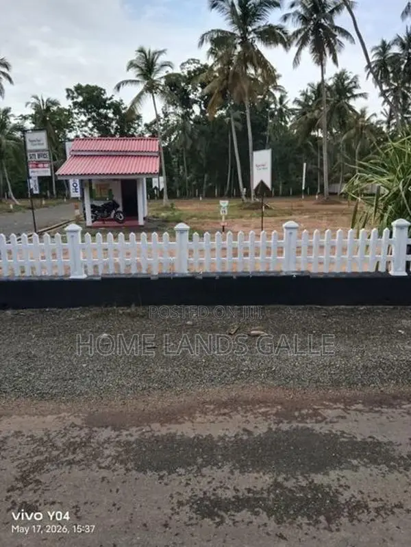 සංචාරක පුරවරයට සමිපයෙන් Land in Galle