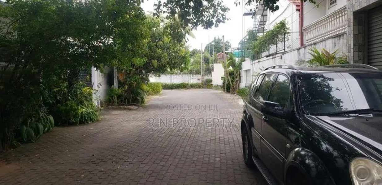 House with 10 Perch Land for Sale – Colombo 05