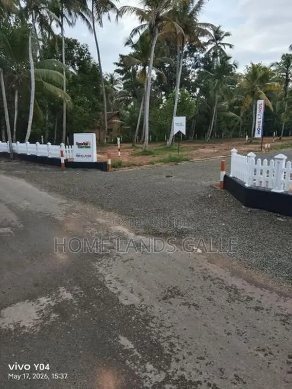 සංචාරක පුරවරයට සමිපයෙන් Land in Galle