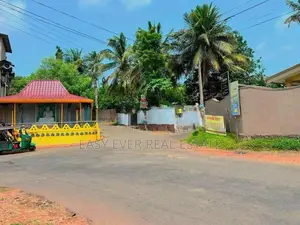 කඩවත නුවර පාරට මීටර් 300 වටිනා ඉඩමක් සමග නිවසක් ආදායම් ලබන බෝඩිම් කාමර