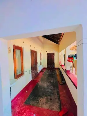 කඩවත නුවර පාරට මීටර් 300 වටිනා ඉඩමක් සමග නිවසක් ආදායම් ලබන බෝඩිම් කාමර