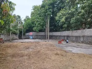Land for Sale - Suitable Yard Minuwangate