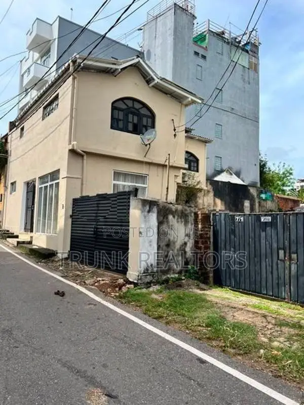 Mount Lavinia Land with Two Storey House For Sale (NK11658)