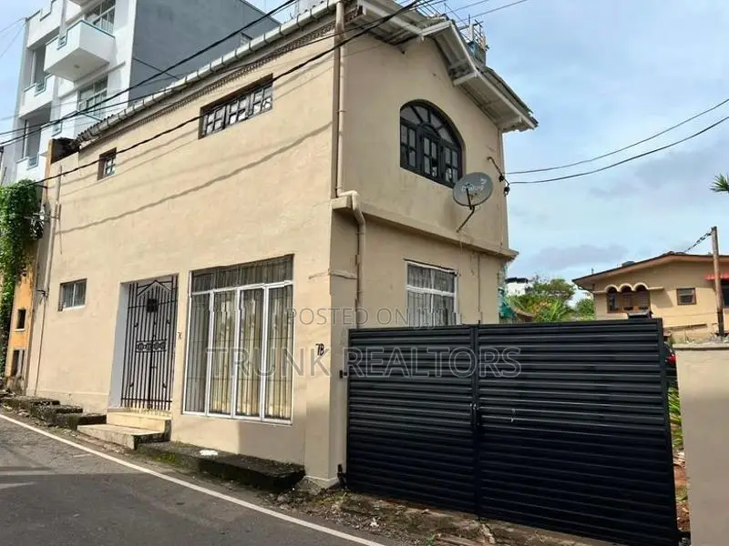 Mount Lavinia Land with Two Storey House For Sale (NK11658)