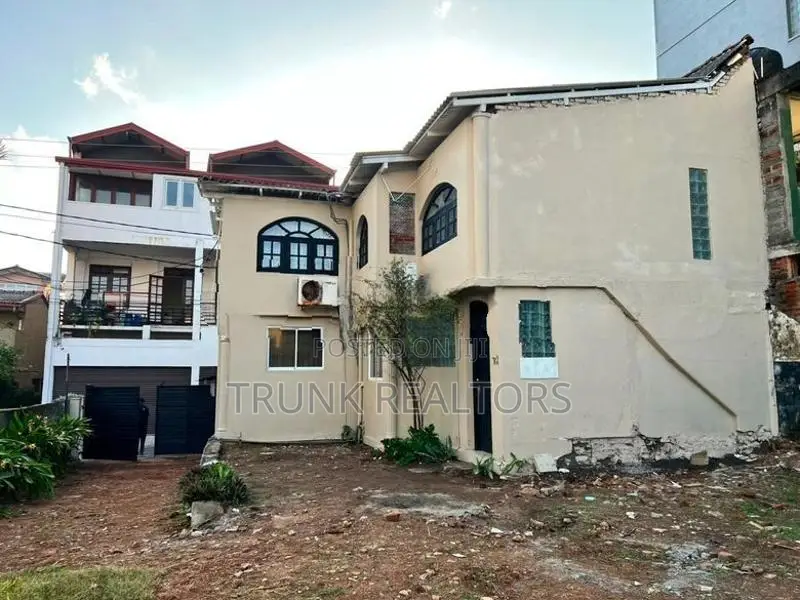 Mount Lavinia Land with Two Storey House For Sale (NK11658)
