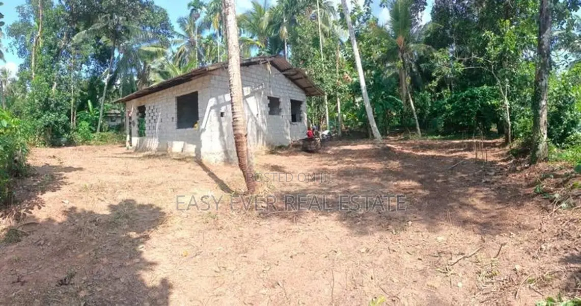 මල්වතු හිරිපිටියෙන් අඩක් නිම කල නිවසක් සමග බිම් කොටසක්.