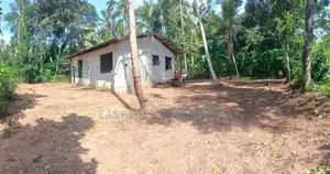 මල්වතු හිරිපිටියෙන් අඩක් නිම කල නිවසක් සමග බිම් කොටසක්.