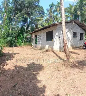 මල්වතු හිරිපිටියෙන් අඩක් නිම කල නිවසක් සමග බිම් කොටසක්.