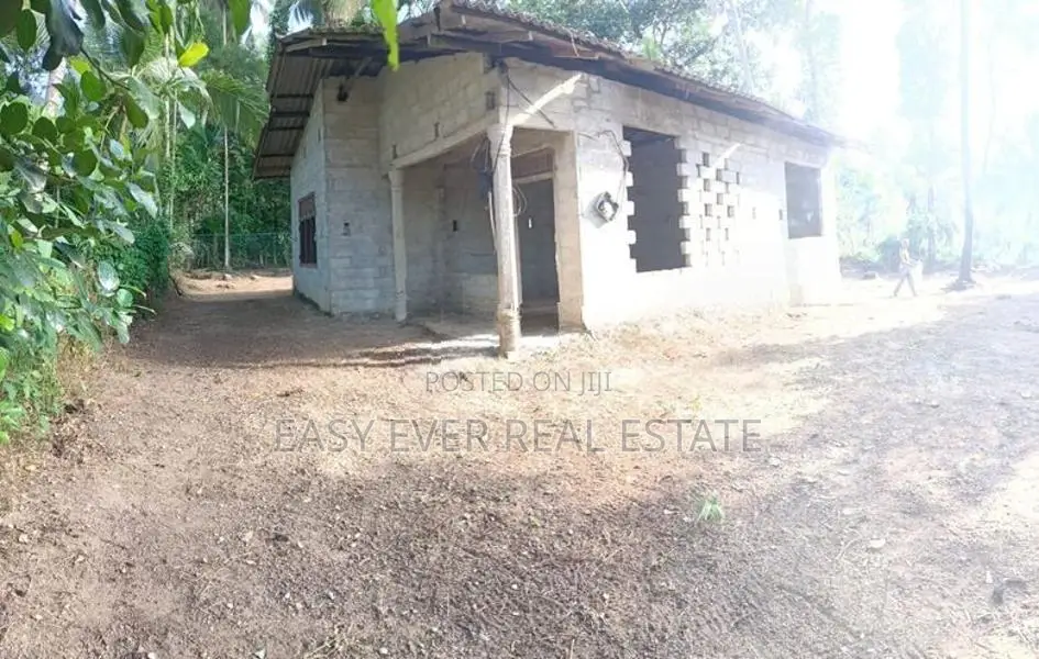 මල්වතු හිරිපිටියෙන් අඩක් නිම කල නිවසක් සමග බිම් කොටසක්.