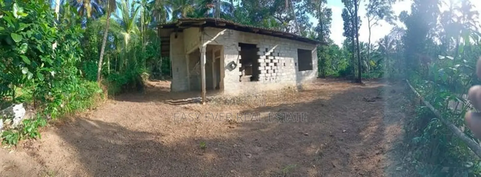 මල්වතු හිරිපිටියෙන් අඩක් නිම කල නිවසක් සමග බිම් කොටසක්.