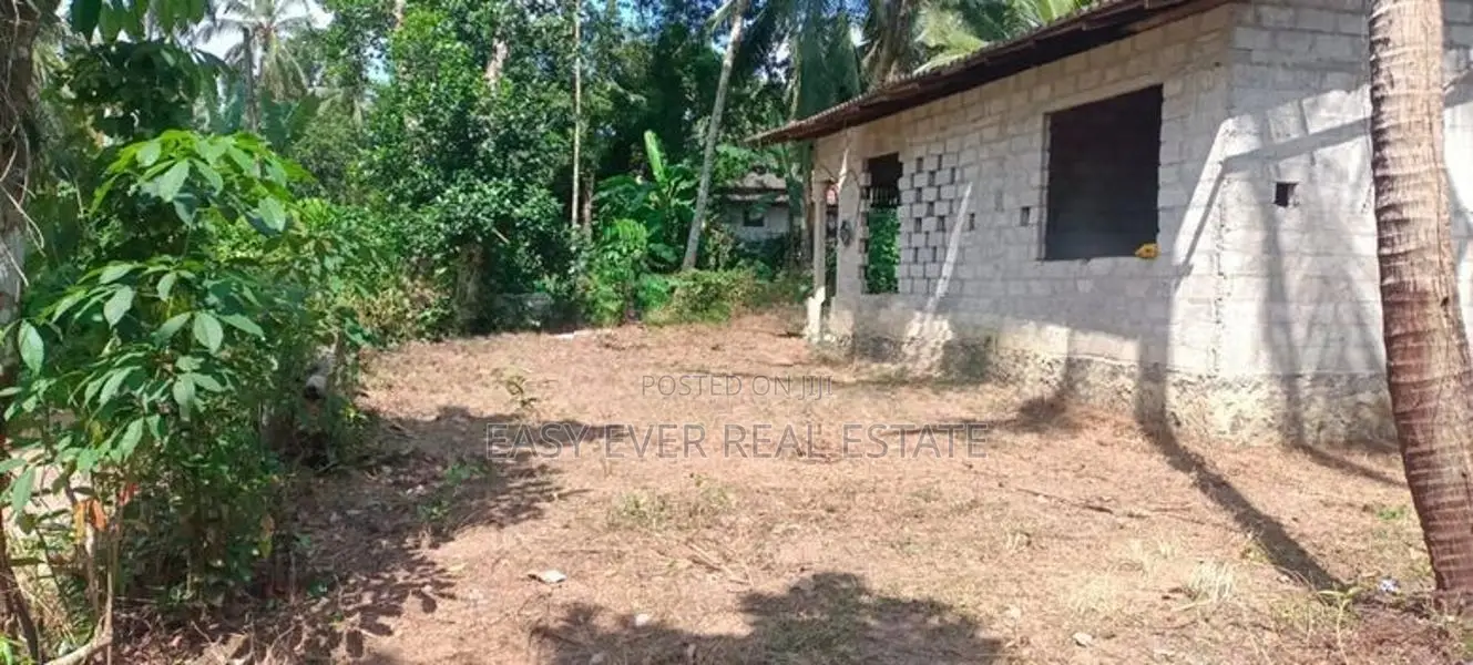 මල්වතු හිරිපිටියෙන් අඩක් නිම කල නිවසක් සමග බිම් කොටසක්.