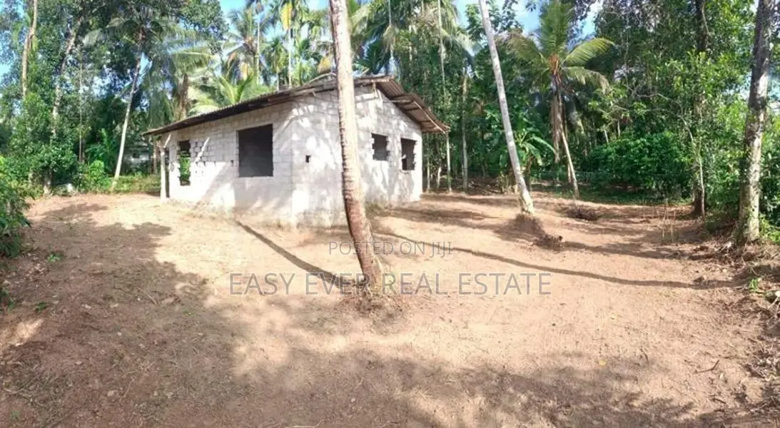 මල්වතු හිරිපිටියෙන් අඩක් නිම කල නිවසක් සමග බිම් කොටසක්.