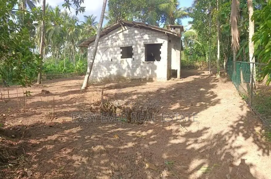 මල්වතු හිරිපිටියෙන් අඩක් නිම කල නිවසක් සමග බිම් කොටසක්.