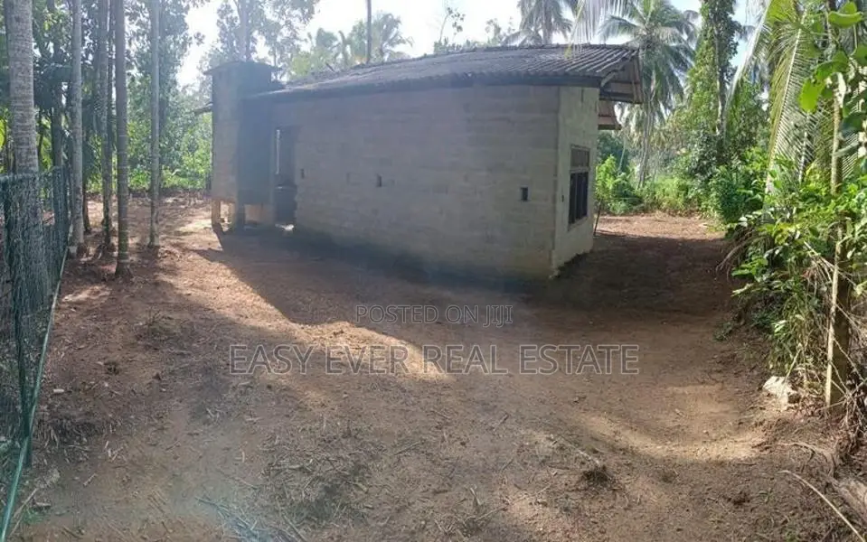 මල්වතු හිරිපිටියෙන් අඩක් නිම කල නිවසක් සමග බිම් කොටසක්.