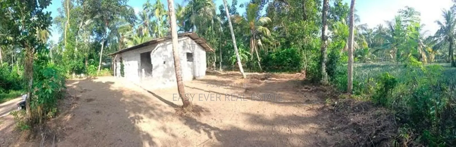 මල්වතු හිරිපිටියෙන් අඩක් නිම කල නිවසක් සමග බිම් කොටසක්.