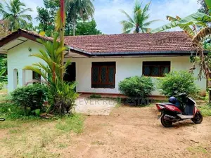 වරකාපොල අඹේපුස්ස අඩුපෙ පරට මුහුනලා ඉඩම සමග නිවස