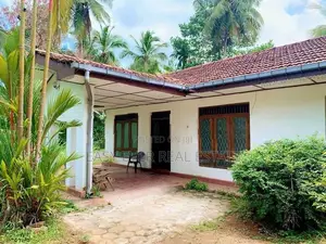 වරකාපොල අඹේපුස්ස අඩුපෙ පරට මුහුනලා ඉඩම සමග නිවස