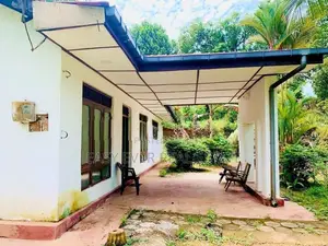 වරකාපොල අඹේපුස්ස අඩුපෙ පරට මුහුනලා ඉඩම සමග නිවස