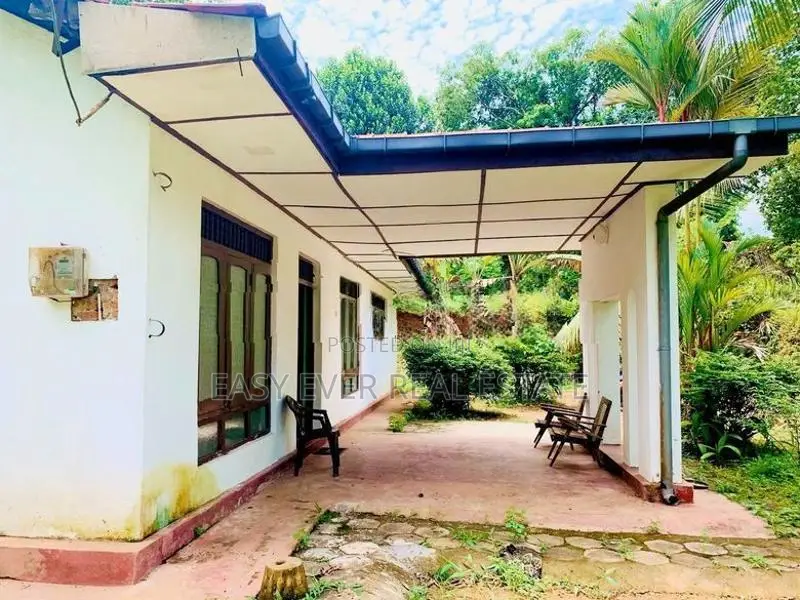 වරකාපොල අඹේපුස්ස අඩුපෙ පරට මුහුනලා ඉඩම සමග නිවස