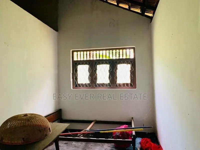 වරකාපොල අඹේපුස්ස අඩුපෙ පරට මුහුනලා ඉඩම සමග නිවස