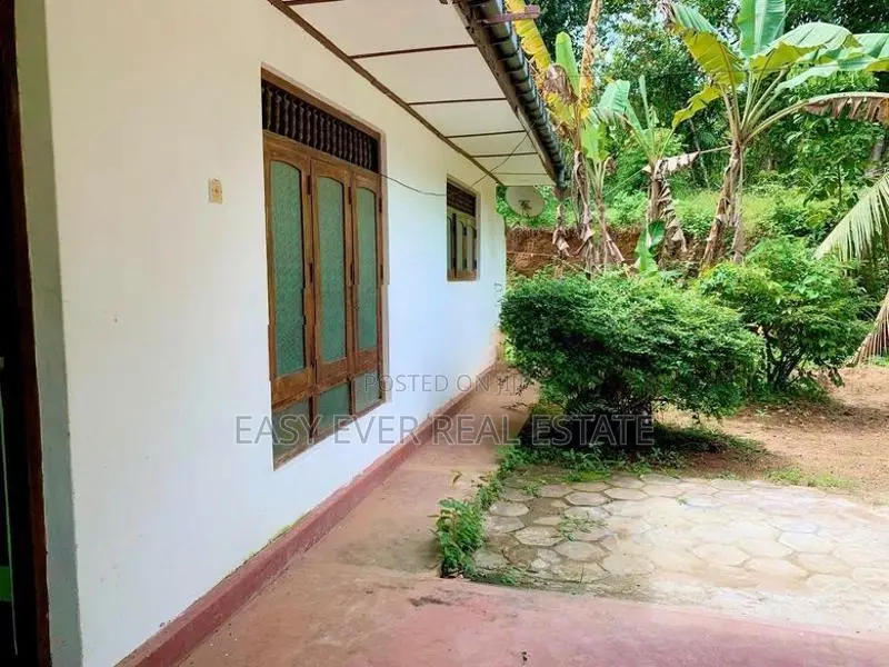 වරකාපොල අඹේපුස්ස අඩුපෙ පරට මුහුනලා ඉඩම සමග නිවස