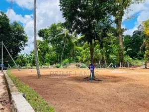අලුත්වල නගරයට ආසන්නව ඉඩම