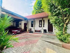 4 Bedroom House with Swimming Pool in Thalapathpitiya