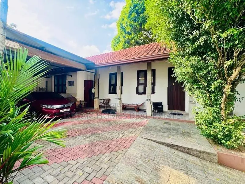 4 Bedroom House with Swimming Pool in Thalapathpitiya