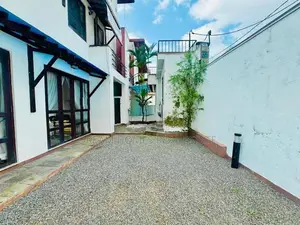 4 Bedroom House with Swimming Pool in Thalapathpitiya