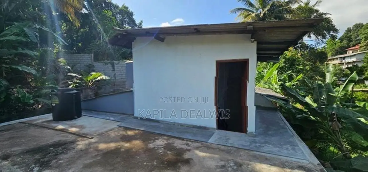17-Perch Land with House for Sale – Sirimalwatta, Kandy