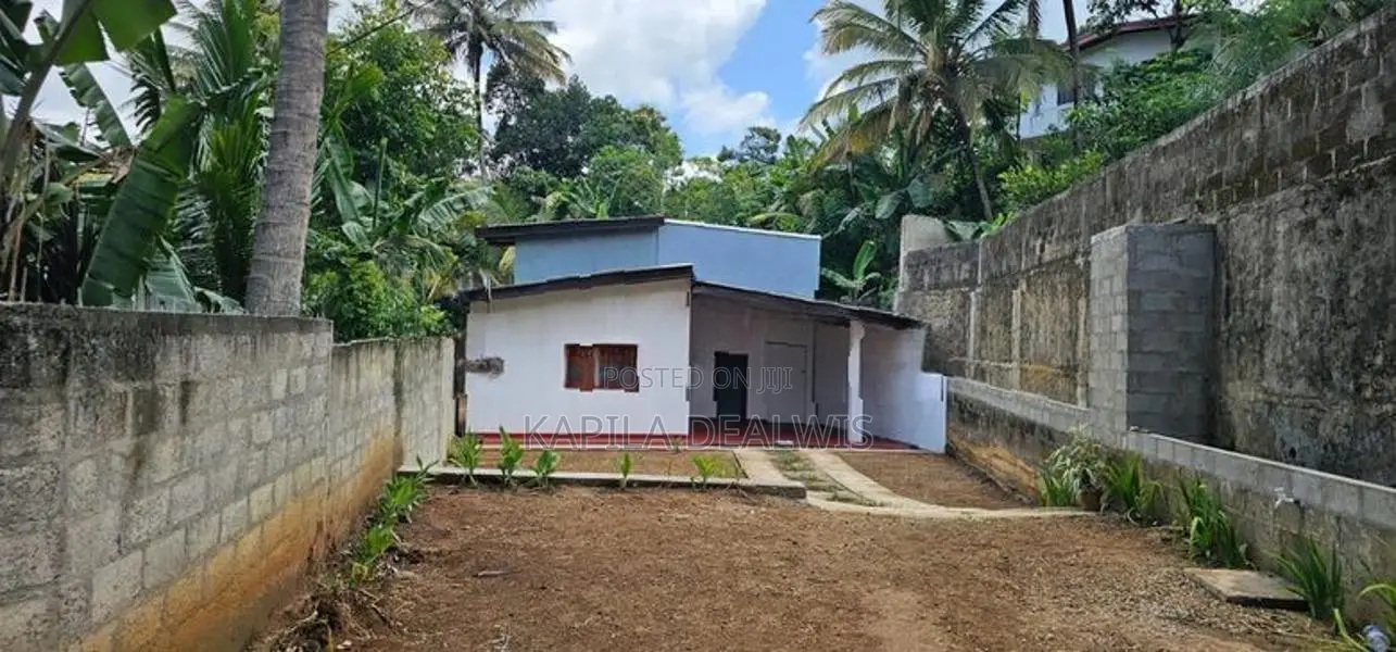 17-Perch Land with House for Sale – Sirimalwatta, Kandy
