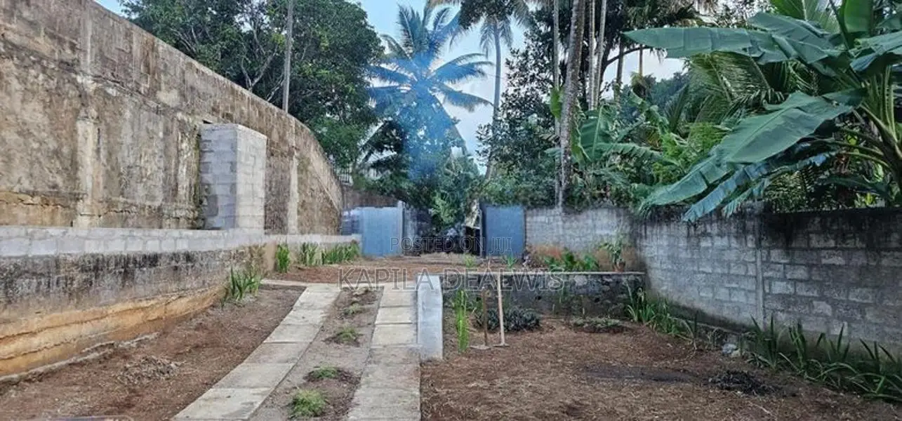 17-Perch Land with House for Sale – Sirimalwatta, Kandy