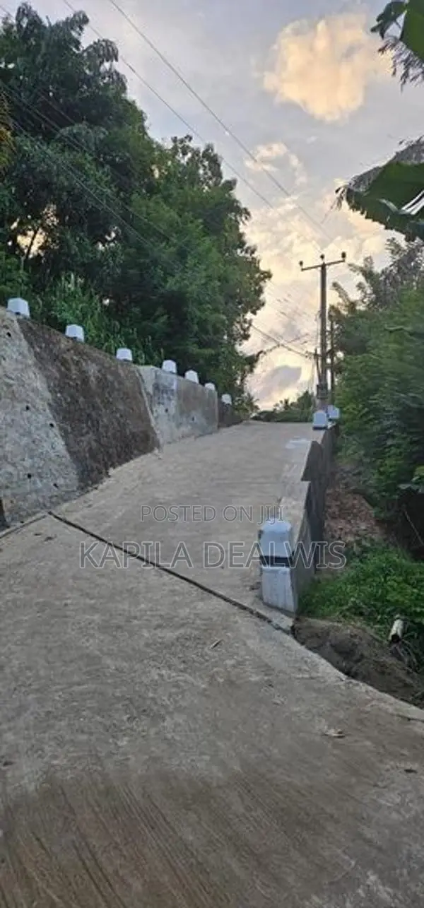 17-Perch Land with House for Sale – Sirimalwatta, Kandy