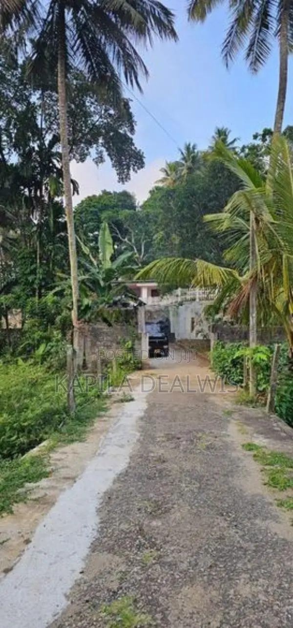 17-Perch Land with House for Sale – Sirimalwatta, Kandy