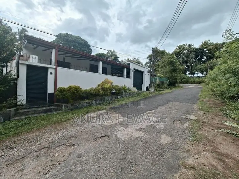 මාලබේ, විහාර මාවතේ පිහිටි කාමර 3 ක නිවසක් විකිණීමට ඇත. (ID : AGMP023S)