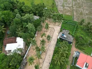 අතුරුගිරිය මිලේනියම් සිටි ලගින් සුන්දර වෙල්යායකට මුහුණලා ඉඩමක් විකිණීම