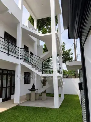 පිලියන්දල හන්දියෙන්ම දෙමහල් නිවස විකිණීමට