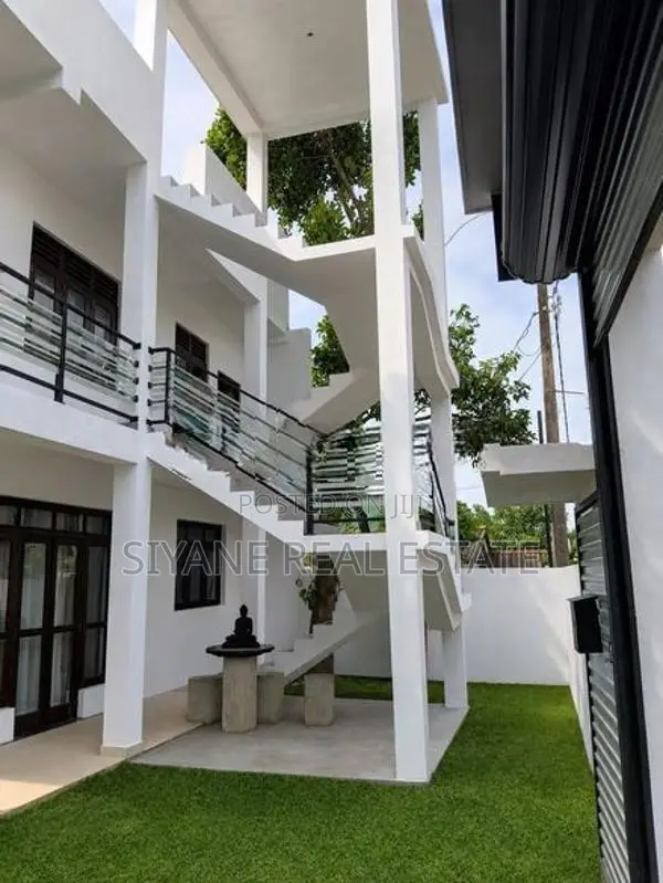 පිලියන්දල හන්දියෙන්ම දෙමහල් නිවස විකිණීමට