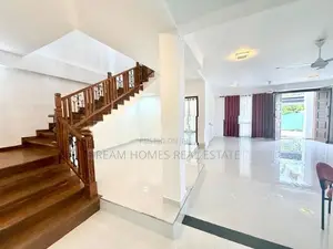 Luxury 3-Storey House for Sale – Akuregoda